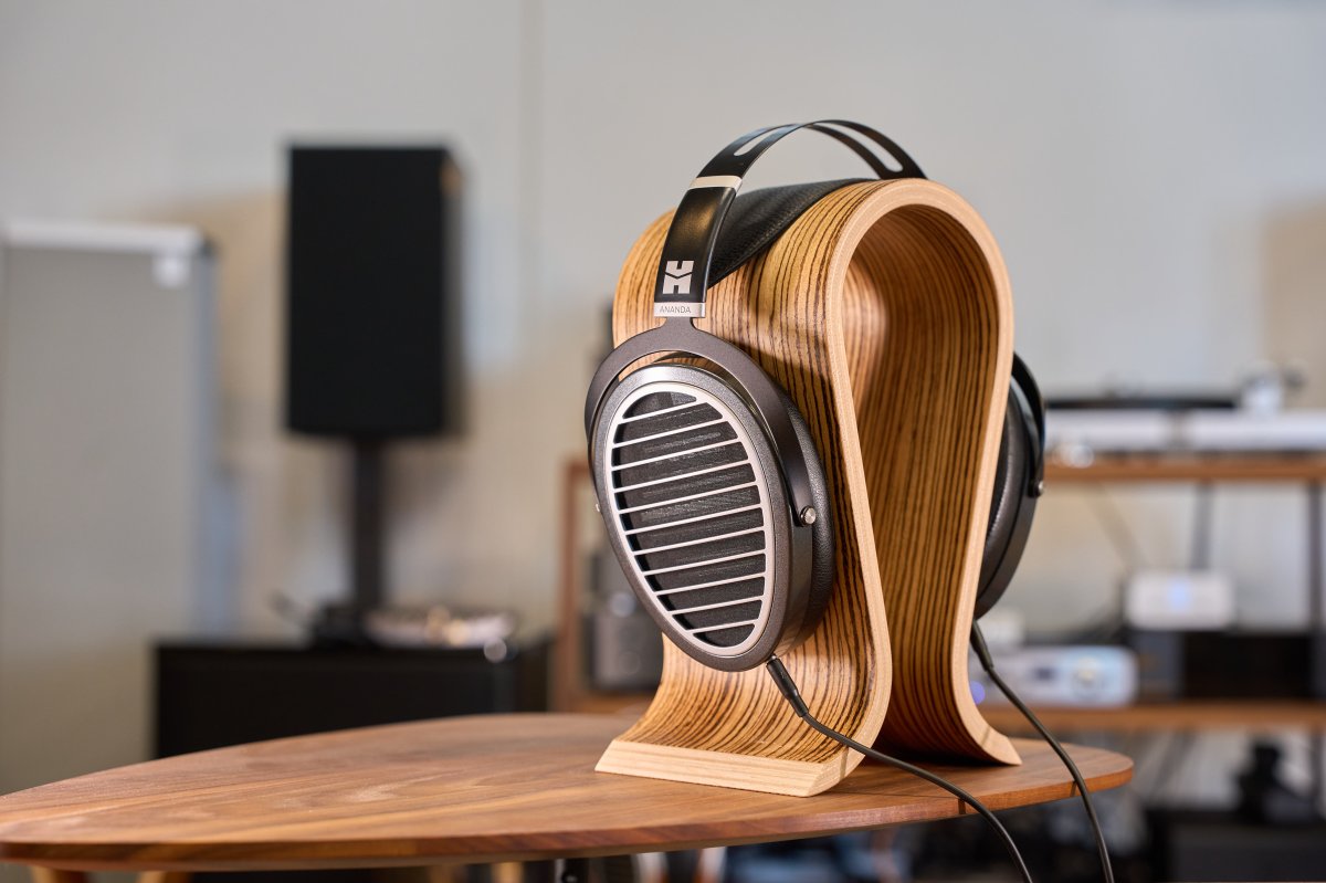 Hifiman Ananda Stealth Magnets mit Siveking Sound OMEGA Kopfhörerständer