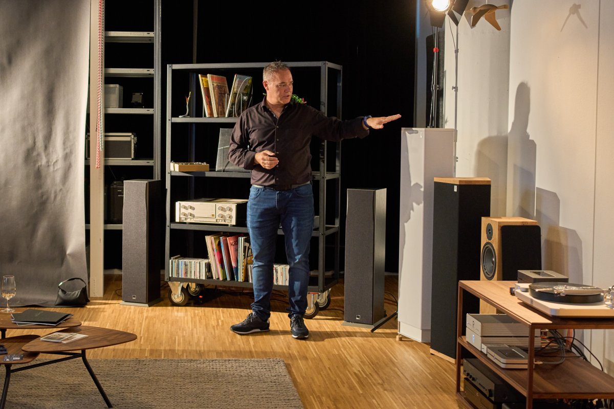Ivo Aebischer erklärt die Details der ROWEN-Lautsprecher.